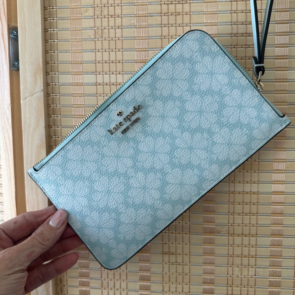 **Kate Spade Medium Zip Wristlet - New with Tags